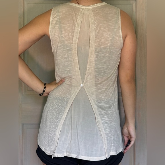Cream colored Flowy tank top - Picture 4 of 8